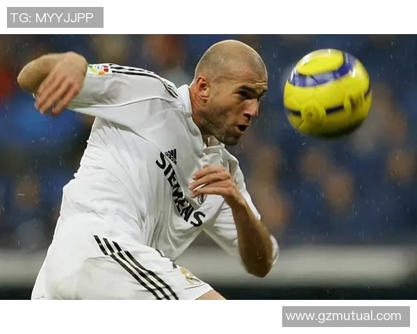 眼睛如星辰般迷人的足球明星们展现了运动与魅力的完美结合