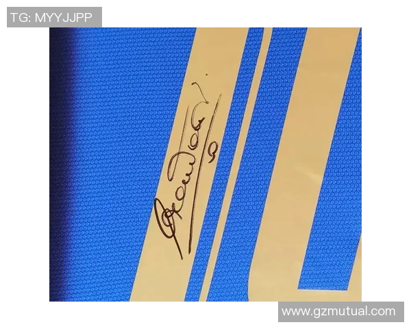 足球明星亲笔签名赠送球迷珍贵礼物传递热爱与激情