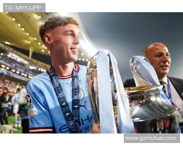 足球明星受伤后大腿缠绷带的背后故事与康复之路分析