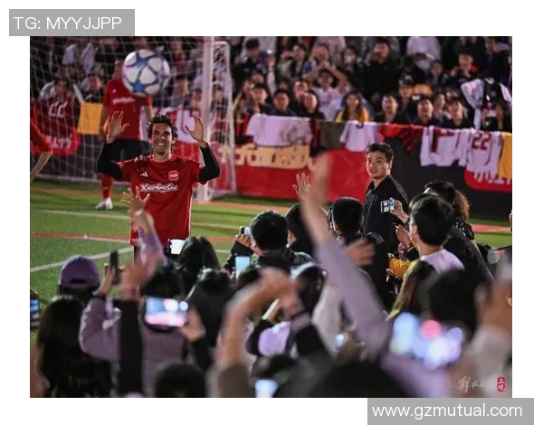 与足球明星亲密互动的精彩视频集锦分享