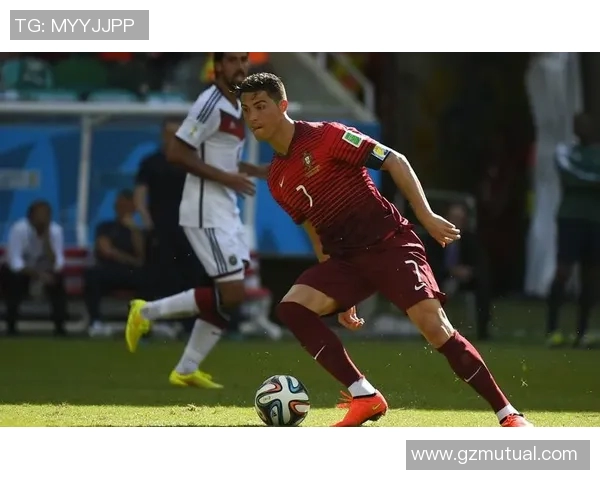 足球明星魔型摆件图片展示与收藏价值分析探讨