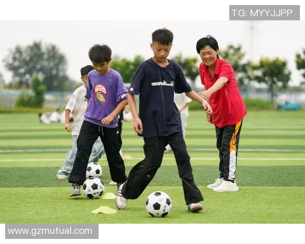 世界足球明星的儿子们如何继承父辈的荣耀与梦想的故事